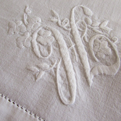 フランスの手仕事/素敵なお花とモノグラムの白糸手刺繍 テーブルマット・ナプキン　(ヴィンテージ・白糸刺繍) 10枚目の画像