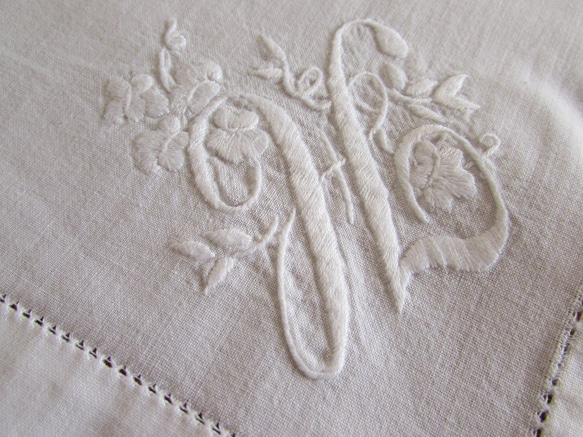 フランスの手仕事/素敵なお花とモノグラムの白糸手刺繍 テーブルマット・ナプキン　(ヴィンテージ・白糸刺繍) 10枚目の画像
