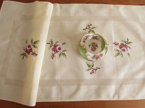 アンティーク　クロス　センターテーブル　手刺繍 ドイツの手仕事/ピンクローズの手刺繍が素敵なテーブルセンター