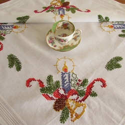 ドイツの手仕事★クリスマス★ベルや西洋松ぼっくりが飾られたキャンドルリースの手刺繍入り テーブルクロス (ヴィンテージ) 2枚目の画像