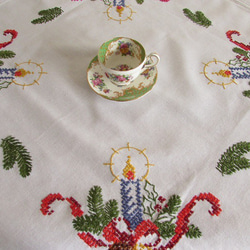 ドイツの手仕事★クリスマス★ベルや西洋松ぼっくりが飾られたキャンドルリースの手刺繍入り テーブルクロス (ヴィンテージ) 5枚目の画像