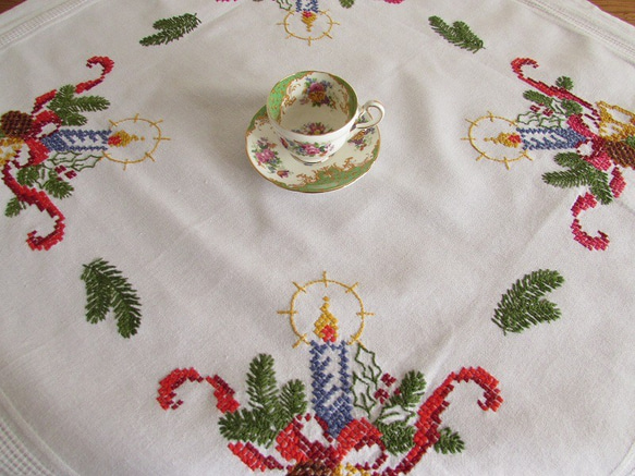ドイツの手仕事★クリスマス★ベルや西洋松ぼっくりが飾られたキャンドルリースの手刺繍入り テーブルクロス (ヴィンテージ) 5枚目の画像