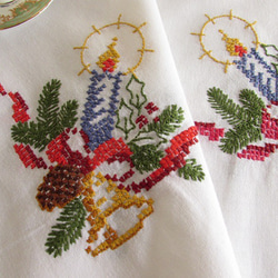 ドイツの手仕事★クリスマス★ベルや西洋松ぼっくりが飾られたキャンドルリースの手刺繍入り テーブルクロス (ヴィンテージ) 4枚目の画像