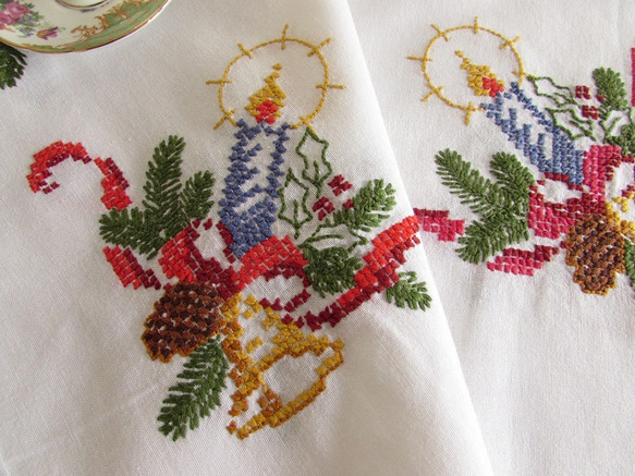 ドイツの手仕事★クリスマス★ベルや西洋松ぼっくりが飾られたキャンドルリースの手刺繍入り テーブルクロス (ヴィンテージ) 4枚目の画像