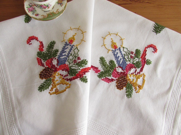 ドイツの手仕事★クリスマス★ベルや西洋松ぼっくりが飾られたキャンドルリースの手刺繍入り テーブルクロス (ヴィンテージ) 1枚目の画像