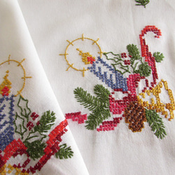 ドイツの手仕事★クリスマス★ベルや西洋松ぼっくりが飾られたキャンドルリースの手刺繍入り テーブルクロス (ヴィンテージ) 8枚目の画像