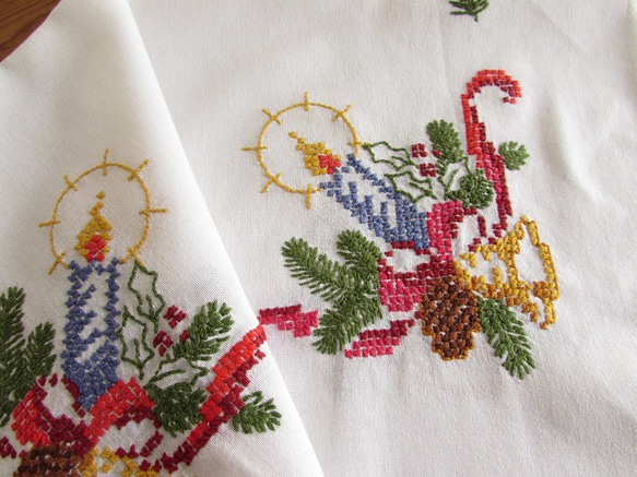 ドイツの手仕事★クリスマス★ベルや西洋松ぼっくりが飾られたキャンドルリースの手刺繍入り テーブルクロス (ヴィンテージ) 8枚目の画像