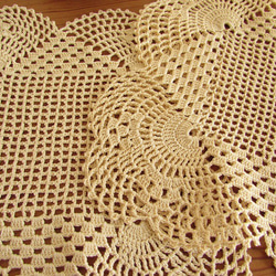 ドイツの手仕事/ベージュ色の糸で丁寧に編まれたドイリー２枚　(手編み・未使用・ヴィンテージ・手芸素材） 5枚目の画像