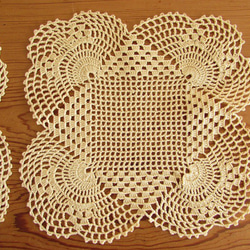 ドイツの手仕事/ベージュ色の糸で丁寧に編まれたドイリー２枚　(手編み・未使用・ヴィンテージ・手芸素材） 7枚目の画像