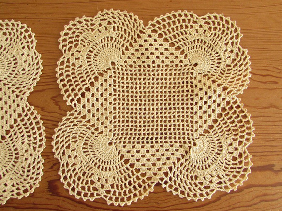 ドイツの手仕事/ベージュ色の糸で丁寧に編まれたドイリー２枚　(手編み・未使用・ヴィンテージ・手芸素材） 7枚目の画像