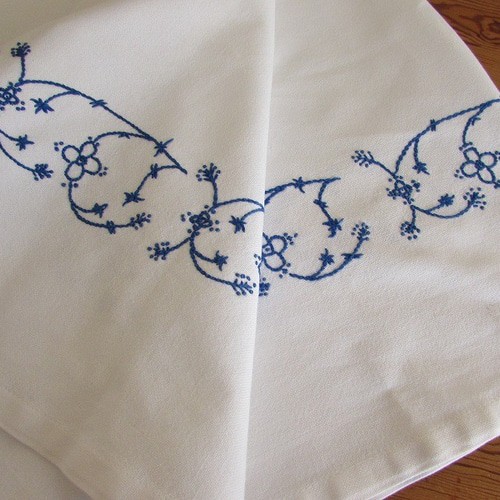 手刺繍　ハンドメイド　テーブルクロス 手作りのテーブルクロスに刺繍🌿 面積が大きくて、なかなか