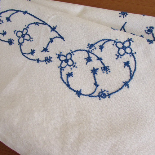 刺繍テーブルクロス 青白 ドイツの手仕事/丁寧な青糸手刺繍 サキソニー柄 大判テーブル