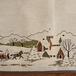 ドイツのクリスマス★雪降る教会のある景色とサンタクロース プリント柄テーブルクロス　(未使用・ヴィンテージ) 2枚目の画像