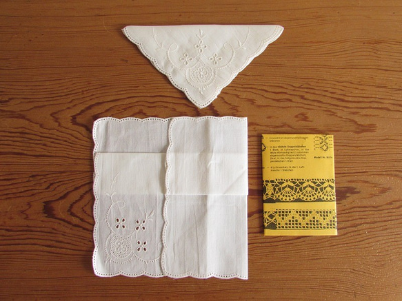 ドイツの手仕事セット/エジング編みハンカチの編み図と生地 キット　(ヴィンテージ・未使用) 2枚目の画像