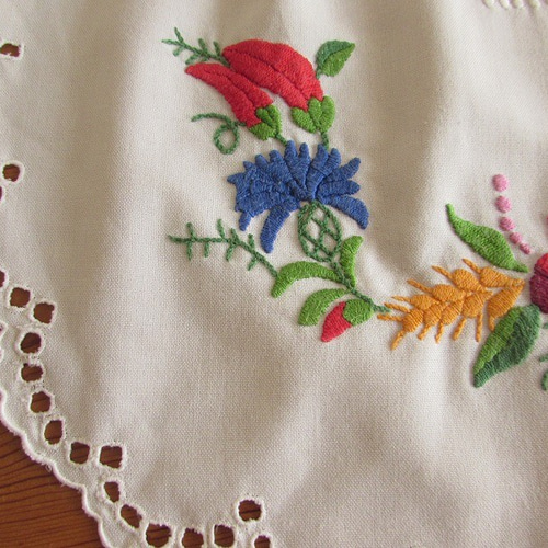 ドイツの手仕事/可愛いお花やトウガラシの手刺繍入り エプロン