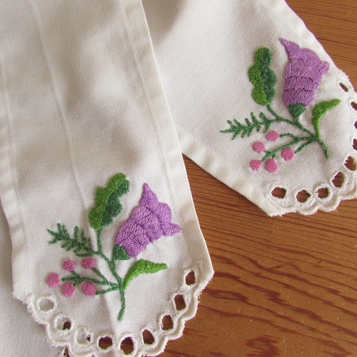 手仕事/手刺繍/エプロン/花刺繍/美しい ドイツの手仕事/可愛いお花やトウガラシの手刺繍入り エプロン