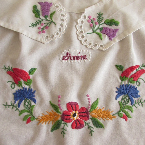 手仕事/手刺繍/エプロン/花刺繍/美しい ドイツの手仕事/可愛いお花やトウガラシの手刺繍入り エプロン