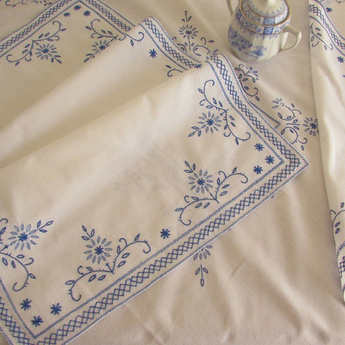 ドイツの手仕事/素敵なボタニカル 青糸手刺繍 テーブルセンターと