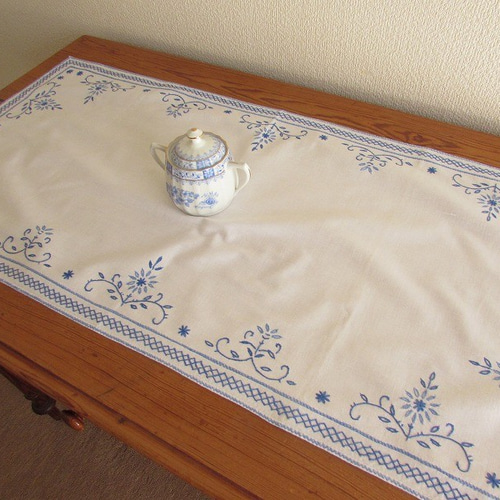 ドイツの手仕事/素敵なボタニカル 青糸手刺繍 テーブルセンターと