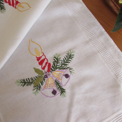 ドイツの手仕事/赤いキャンドルと紫のベル・モミの木の手刺繍入り テーブルセンター　(ヴィンテージ・クリスマス) 3枚目の画像