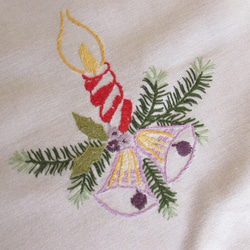 ドイツの手仕事/赤いキャンドルと紫のベル・モミの木の手刺繍入り テーブルセンター　(ヴィンテージ・クリスマス) 6枚目の画像