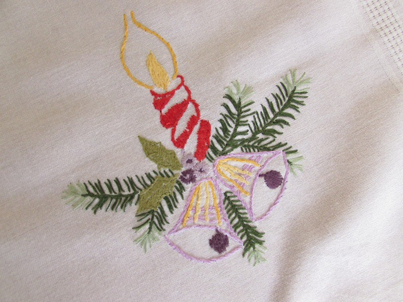 ドイツの手仕事/赤いキャンドルと紫のベル・モミの木の手刺繍入り テーブルセンター　(ヴィンテージ・クリスマス) 6枚目の画像