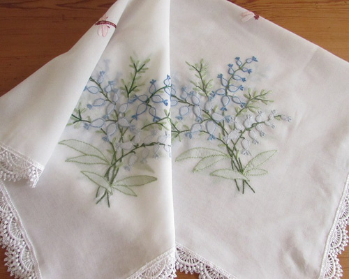 ドイツの手仕事/可憐な勿忘草の手刺繍とケミカルレース テーブルクロス