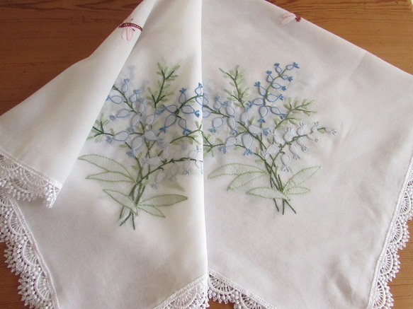 ドイツの手仕事/可憐な勿忘草の手刺繍とケミカルレース テーブルクロス
