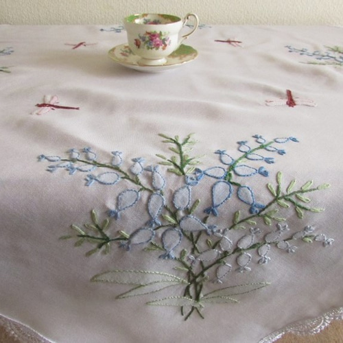 ドイツの手仕事/可憐な勿忘草の手刺繍とケミカルレース テーブル