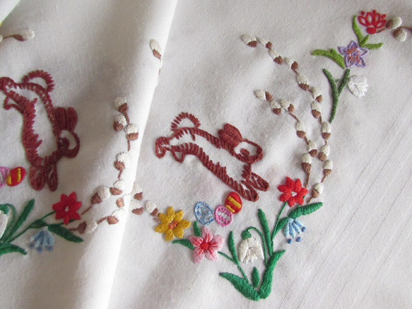 ドイツの手仕事/うさぎやイースターエッグ・ねこやなぎ、小花の手刺繍入り テーブルクロス　 (ヴィンテージ・ウサギ) 5枚目の画像