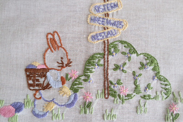ドイツの手仕事/バスケットを背負ったウサギや小花の手刺繍 テーブルクロス (未使用・うさぎ・ヴィンテージ) 4枚目の画像