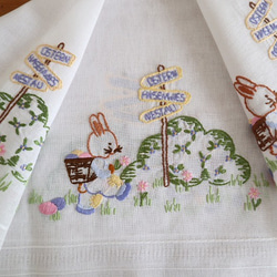 ドイツの手仕事/バスケットを背負ったウサギや小花の手刺繍 テーブルクロス (未使用・うさぎ・ヴィンテージ) 7枚目の画像