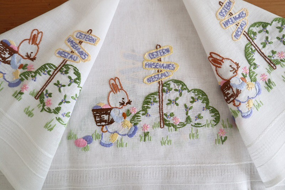 ドイツの手仕事/バスケットを背負ったウサギや小花の手刺繍 テーブルクロス (未使用・うさぎ・ヴィンテージ) 7枚目の画像