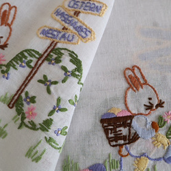 ドイツの手仕事/バスケットを背負ったウサギや小花の手刺繍 テーブルクロス (未使用・うさぎ・ヴィンテージ) 8枚目の画像