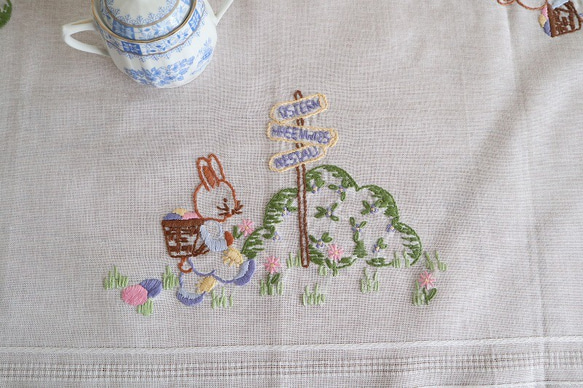 ドイツの手仕事/バスケットを背負ったウサギや小花の手刺繍 テーブルクロス (未使用・うさぎ・ヴィンテージ) 10枚目の画像