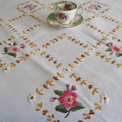 ドイツの手仕事/格子枠の中にピンクのお花の手刺繍 テーブルクロス 未使用品 (ヴィンテージ) 5枚目の画像