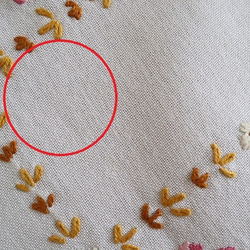ドイツの手仕事/格子枠の中にピンクのお花の手刺繍 テーブルクロス 未使用品 (ヴィンテージ) 10枚目の画像