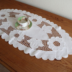ドイツのヴィンテージ/素敵なお花のカットワーク刺繍 テーブルマット・テーブルセンター 7枚目の画像