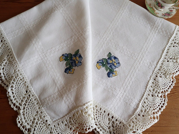 ドイツの手仕事/青いパンジーの手刺繍と手編みレースのテーブルクロス  (ヴィンテージ) 1枚目の画像