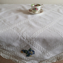 ドイツの手仕事/青いパンジーの手刺繍と手編みレースのテーブルクロス  (ヴィンテージ) 6枚目の画像