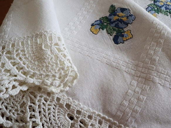 ドイツの手仕事/青いパンジーの手刺繍と手編みレースのテーブルクロス  (ヴィンテージ) 8枚目の画像