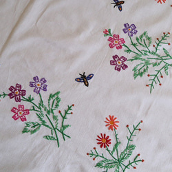 ドイツの手仕事/色とりどりのお花が咲く野原の手刺繍 テーブルクロス  (ヴィンテージ) 9枚目の画像