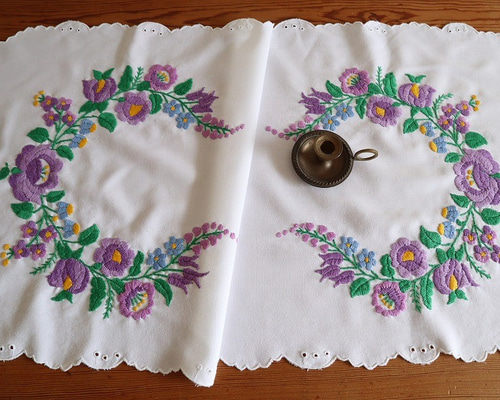 ハンガリー製　ハンドメイド　カロチャ刺繍　ドイリー　テーブルセンター ハンガリーの手仕事/ 可愛いカロチャ刺繍 テーブルセンター