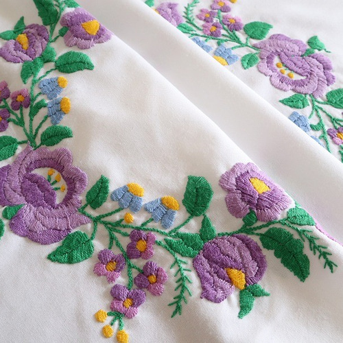 ハンガリーの手仕事/ 可愛いカロチャ刺繍 テーブルセンター