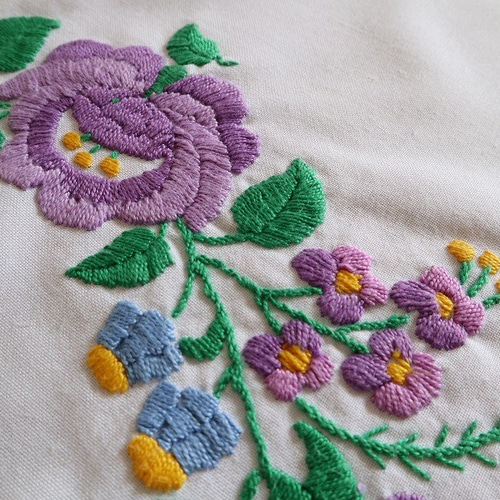ハンガリー刺繍テーブルセンター 緑園｜東欧生地 ハンガリー カロチャ刺繍テーブルセンター（白1）