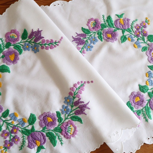 ハンガリーの手仕事/ 可愛いカロチャ刺繍 テーブルセンター