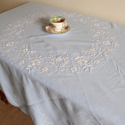 ドイツの手仕事/綺麗な水色の生地に白いお花の手刺繍 円形テーブルクロス (ヴィンテージ 白糸刺繍) 1枚目の画像