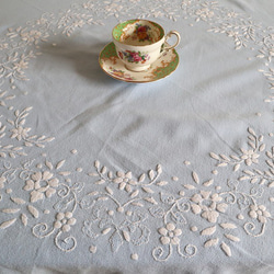ドイツの手仕事/綺麗な水色の生地に白いお花の手刺繍 円形テーブルクロス (ヴィンテージ 白糸刺繍) 2枚目の画像