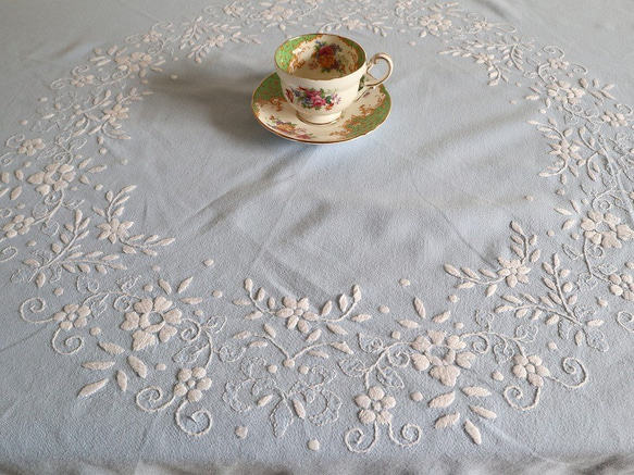 ドイツの手仕事/綺麗な水色の生地に白いお花の手刺繍 円形テーブルクロス (ヴィンテージ 白糸刺繍) 2枚目の画像