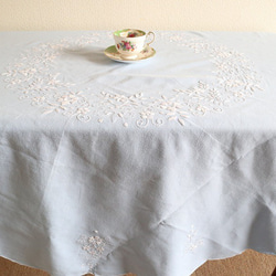 ドイツの手仕事/綺麗な水色の生地に白いお花の手刺繍 円形テーブルクロス (ヴィンテージ 白糸刺繍) 3枚目の画像
